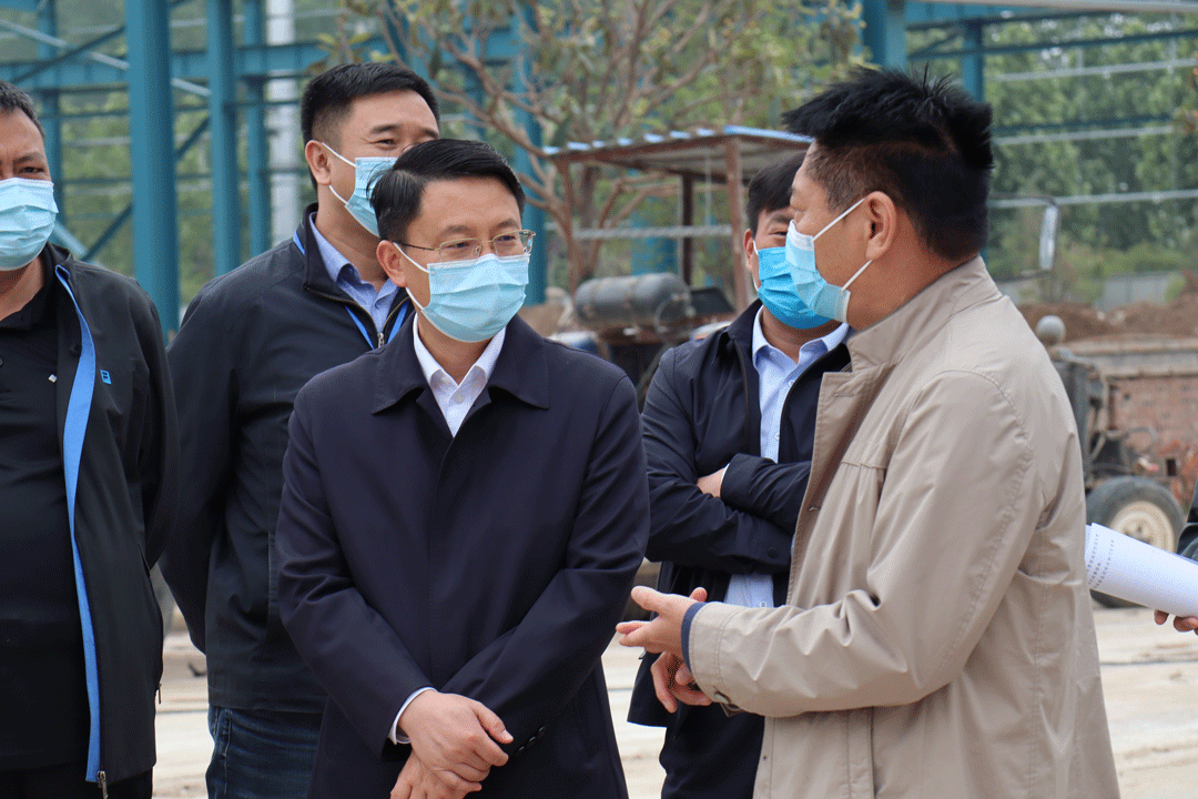  臨潁縣縣委副書記、縣長李俊偉一行到豫中新材料調研